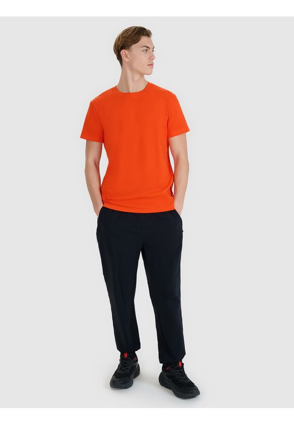4f - 4F T-shirt regular ze strukturalnej dzianiny męski - pomarańczowy L. Okazja: na co dzień. Kolor: pomarańczowy. Materiał: dzianina. Długość rękawa: krótki rękaw. Długość: krótkie. Styl: klasyczny, sportowy, casual