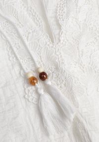 Renee - Biała Wiązana Bluzka w Stylu Boho z Tencelu z Koralikami i Koronką Helotis. Okazja: na co dzień. Kolor: biały. Materiał: koronka. Wzór: koronka. Styl: boho #6