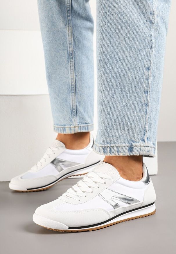 Born2be - Białe Sneakersy z Geometrycznym Wzorem Clesanna. Okazja: na co dzień. Kolor: biały. Materiał: jeans. Wzór: geometria