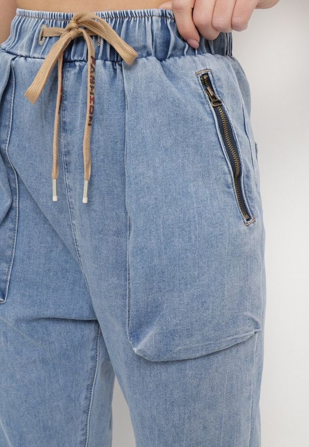 Born2be - Niebieskie Jeansy o Fasonie Joggerów z Gumką w Pasie Notofa. Okazja: na co dzień. Kolor: niebieski. Styl: wizytowy, klasyczny, elegancki, casual