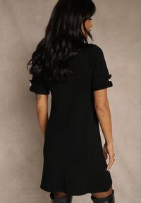 Renee - Czarna Sukienka Sweterkowa o Trapezowym Kroju z Perełkami Liatusea. Okazja: na co dzień. Kolor: czarny. Materiał: jeans. Typ sukienki: trapezowe. Styl: casual #2