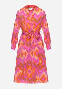 Born2be - Różowa Kopertowa Sukienka Midi z Paskiem w Talii i Wzorem Ikat Kllerdia. Kolor: różowy. Wzór: aplikacja. Typ sukienki: kopertowe. Długość: midi #4