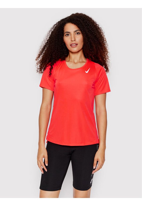 Koszulka techniczna Nike. Kolor: czerwony. Materiał: syntetyk