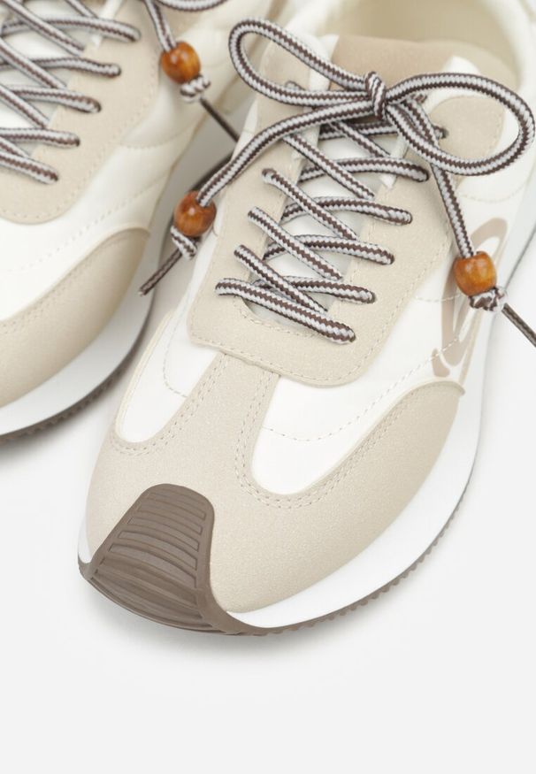 Renee - Beżowe Sneakersy Ozdobione Geometrycznym Motywem Phiaronei. Okazja: na co dzień. Kolor: beżowy. Materiał: jeans. Wzór: geometria, aplikacja