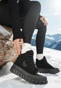 Born2be - Czarne Botki Vices w Stylu Traperów z Grubą Tłoczoną Podeszwą z Ozdobą Alurriva. Okazja: na co dzień. Kolor: czarny. Materiał: jeans. Wzór: aplikacja. Styl: casual #1