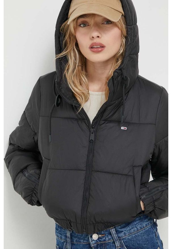 Tommy Jeans kurtka damska kolor czarny zimowa. Kolor: czarny. Materiał: włókno, materiał. Sezon: zima
