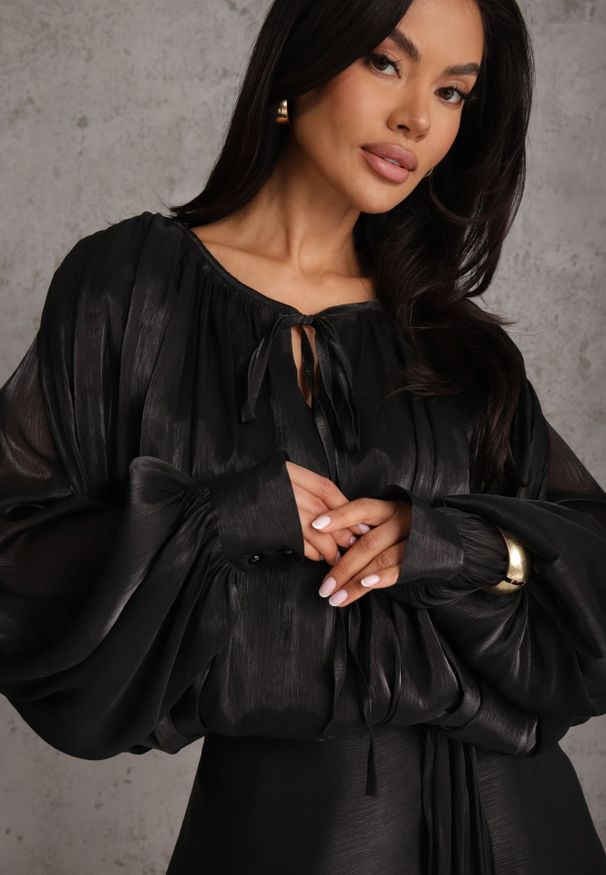 Renee - Czarna Rozkloszowana Sukienka Wieczorowa z Szyfonowej Tkaniny Amanna. Kolor: czarny. Materiał: tkanina, szyfon. Wzór: gładki, aplikacja. Typ sukienki: rozkloszowane. Styl: wizytowy