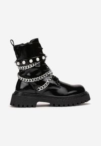 Renee - Czarne Lakierowane Botki z Łańcuchami i Perłami Wokół Cholewki Firaet. Nosek buta: okrągły. Zapięcie: zamek. Kolor: czarny. Materiał: lakier. Szerokość cholewki: normalna. Sezon: jesień, zima. Obcas: na obcasie. Wysokość obcasa: niski #3