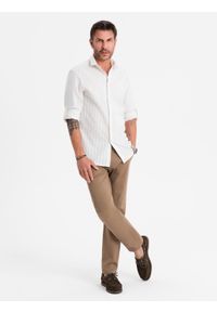 Ombre Clothing - Męskie spodnie chino REGULAR FIT z delikatną strukturą – ciemnobeżowe V2 - Rozmiar: L. Okazja: na co dzień. Kolor: beżowy. Materiał: tkanina, elastan, bawełna. Styl: klasyczny, casual #6