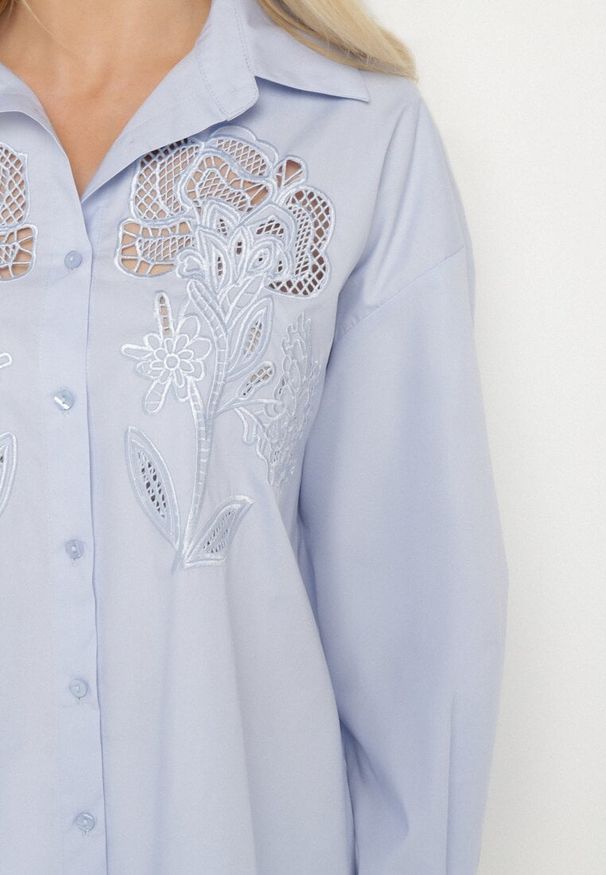 Born2be - Jasnoniebieska Bawełniana Koszula o Kroju Oversize Zdobiona Ażurowymi Wstawkami Vovelle. Okazja: na co dzień. Typ kołnierza: kołnierzyk klasyczny. Kolor: niebieski. Materiał: bawełna. Długość rękawa: długi rękaw. Długość: długie. Wzór: ażurowy, aplikacja. Styl: elegancki, casual, klasyczny
