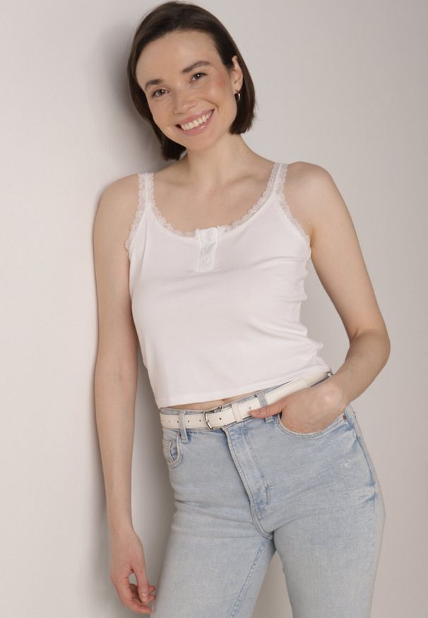 Born2be - Biały Top z Bawełny Ozdobiony Guzikami i Koronką przy Dekolcie Beralie. Okazja: na co dzień. Kolor: biały. Materiał: bawełna, koronka. Wzór: aplikacja, koronka. Styl: casual, elegancki, klasyczny