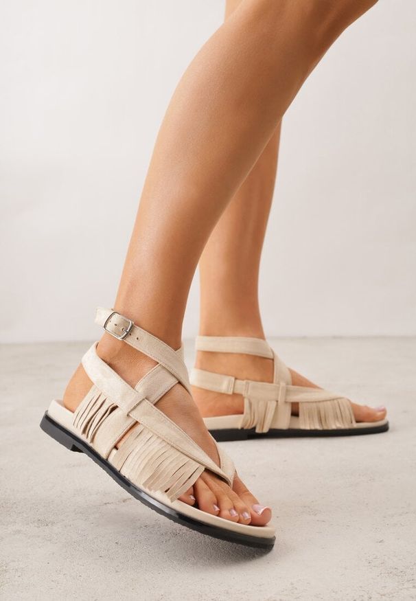 Renee - Beżowe Sandały Typu Rzymianki Ozdobione Frędzlami Casasos. Okazja: na co dzień. Zapięcie: pasek. Kolor: beżowy. Materiał: len. Wzór: aplikacja. Sezon: lato. Styl: boho, casual