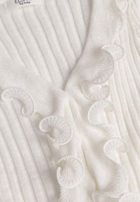 Born2be - Biała Prążkowana Bluzka z Wiskozą Ozdobiona Falbanami Pronasia. Okazja: na co dzień. Kolor: biały. Materiał: prążkowany, wiskoza. Wzór: aplikacja. Styl: casual, elegancki, klasyczny #3