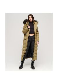 Superdry - Długi płaszcz z kapturem z futerka sztucznego SUPERDRY. Typ kołnierza: kaptur. Kolor: brązowy. Materiał: futro. Długość rękawa: długi rękaw. Długość: długie. Styl: elegancki #1
