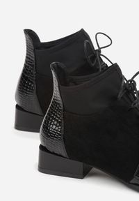 Born2be - Czarne Botki Typu Trzewiki z Lakierowanymi Wstawkami z Tłoczeniem Krokodyla Zetilla. Kolor: czarny. Materiał: lakier. Styl: elegancki #6