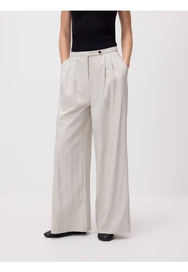 Reserved - Spodnie z szerokimi nogawkami - jasnoszary. Kolor: szary. Materiał: tkanina, wiskoza