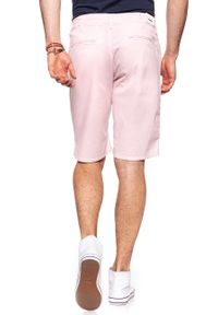 Wrangler - KRÓTKIE SPODENKI WRANGLER CHINO SHORT PEPPA PINK W14AMM20A. Materiał: materiał. Długość: krótkie. Wzór: jednolity, aplikacja