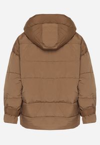 Born2be - Brązowa Pikowana Kurtka Oversize z Kapturem i Paskami przy Rękawach Unitessa. Okazja: na spacer, na co dzień. Typ kołnierza: kaptur. Kolor: brązowy. Materiał: jeans. Wzór: paski. Styl: casual #7