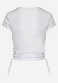 Born2be - Biały T-shirt z Rozcięciami Ściąganymi Sznurkiem Springa. Okazja: na co dzień. Kolor: biały. Styl: casual, elegancki #7