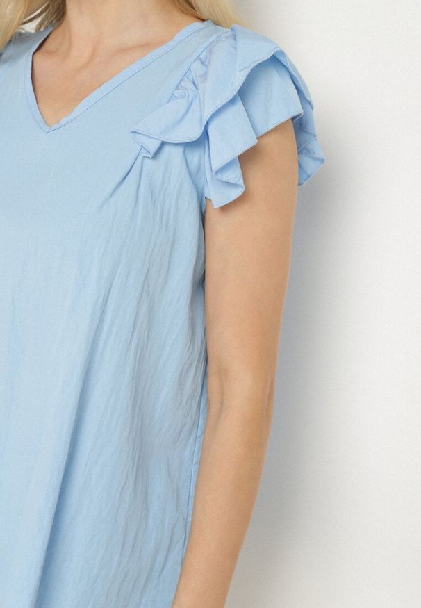 Born2be - Niebieska Bluzka z Wiskozą Ozdobiona Falbankami Divestra. Okazja: na co dzień. Typ kołnierza: kołnierz z falbankami. Kolor: niebieski. Materiał: wiskoza. Wzór: aplikacja. Sezon: lato. Styl: elegancki, casual