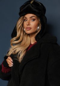 Renee - Czarny Futrzany Płaszcz Teddy Zapinany na Guziki Bathalasa. Kolor: czarny. Materiał: futro