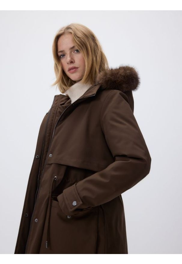 Reserved - Długa kurtka z kapturem - brązowy. Typ kołnierza: kaptur. Kolor: brązowy. Materiał: tkanina. Długość: długie