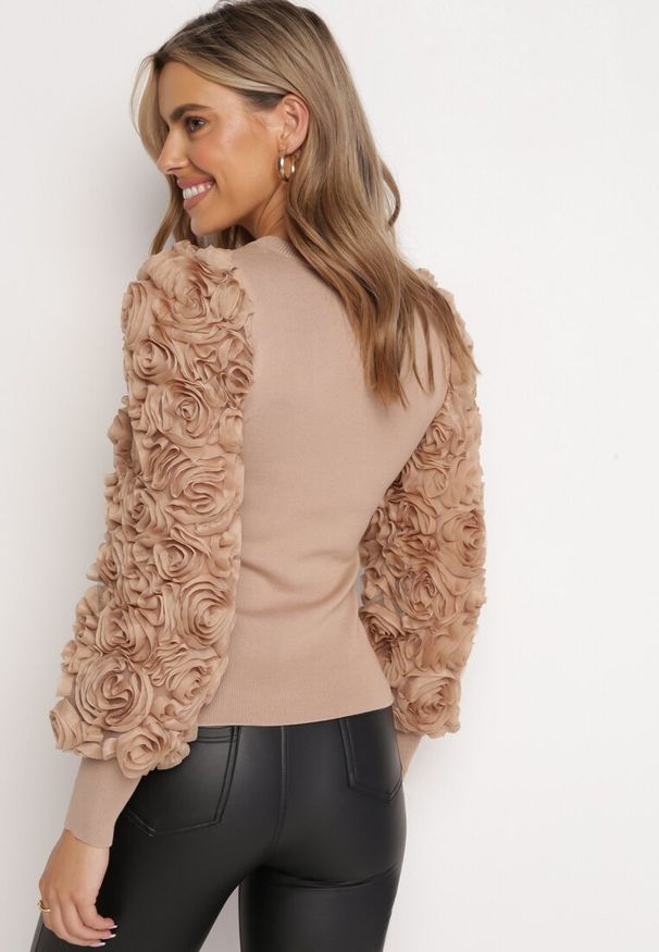 Born2be - Beżowy Sweter z Elastycznego Materiału i Zdobionymi Rękawami ze Ściągaczami Olufemi. Kolor: beżowy. Materiał: materiał. Długość rękawa: długi rękaw. Długość: długie. Wzór: aplikacja