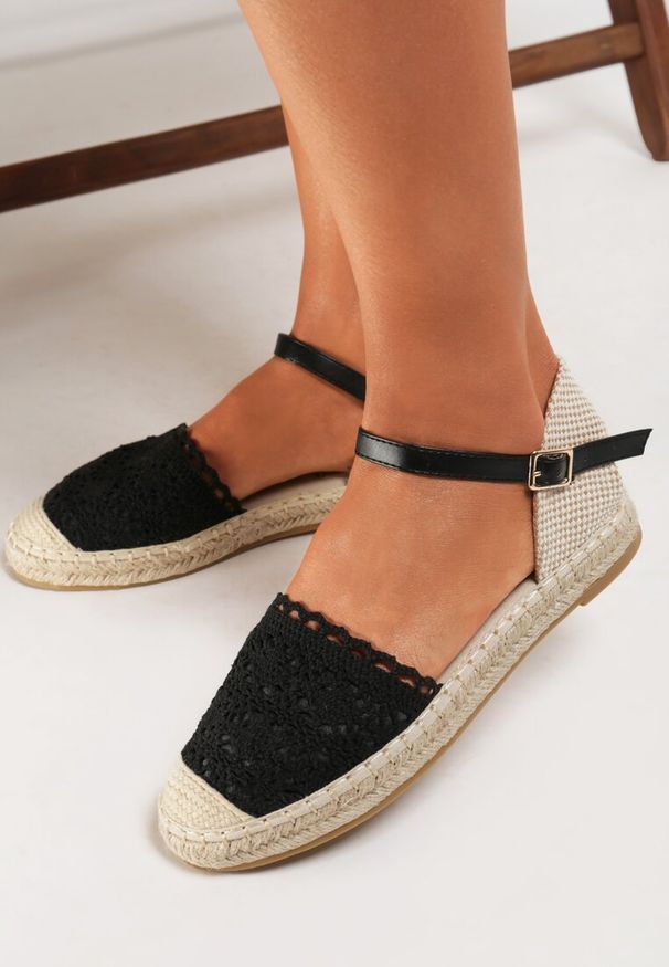 Renee - Czarne Espadryle Maiseis. Nosek buta: okrągły. Zapięcie: klamry. Kolor: czarny. Materiał: len, koronka, materiał. Szerokość cholewki: normalna. Wzór: koronka. Sezon: lato. Obcas: na płaskiej podeszwie