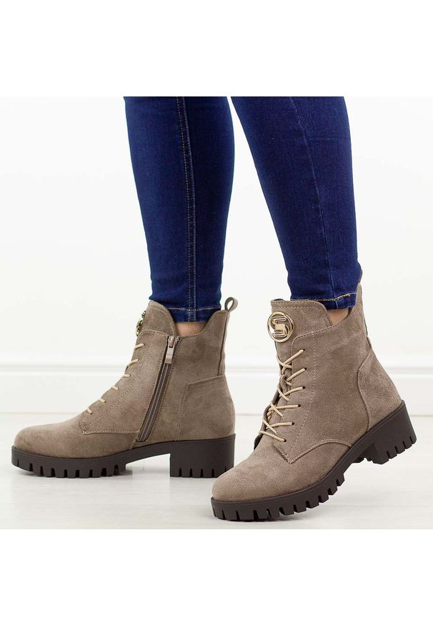 C.Szare botki damskie na traperze M.Daszyński 1813-38. Kolor: szary. Materiał: zamsz