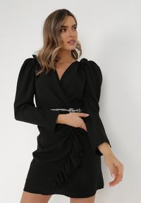 Born2be - Czarna Sukienka Nemorrya. Typ kołnierza: kołnierz z falbankami. Kolor: czarny. Typ sukienki: proste, kopertowe. Długość: mini #2