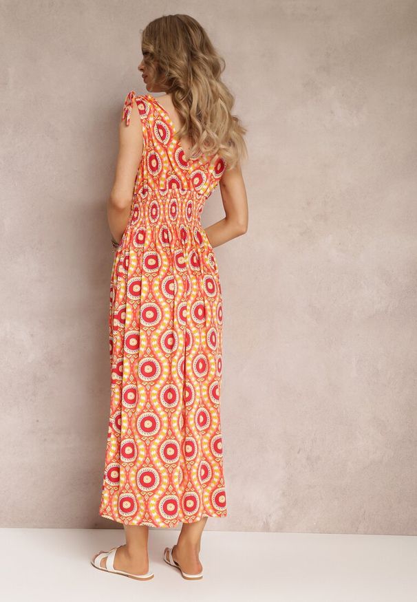 Renee - Pomarańczowa Rozkloszowana Sukienka z Wiskozy w Fantazyjny Print Karlene. Kolor: pomarańczowy. Materiał: wiskoza. Wzór: nadruk. Styl: wakacyjny. Długość: maxi