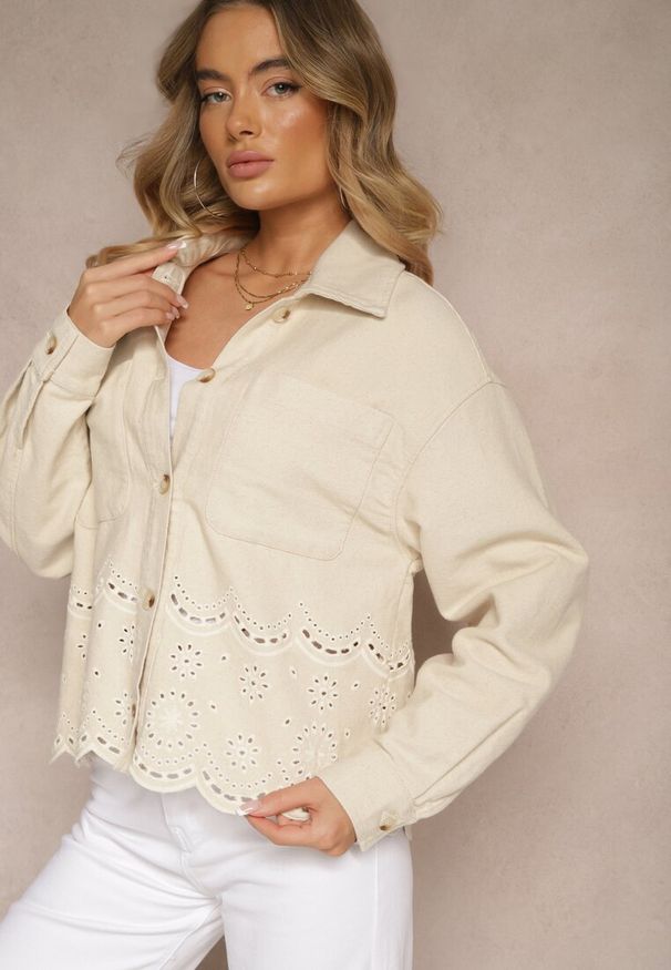 Renee - Beżowa Kurtka Ażurowa o Koszulowym Kroju z Kieszeniami Leniera. Okazja: na co dzień. Kolor: beżowy. Materiał: jeans. Wzór: ażurowy. Sezon: wiosna. Styl: klasyczny, elegancki, casual