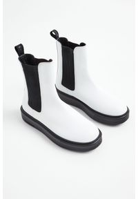 Baldinini - Botki skórzane BALDININI. Zapięcie: pasek. Materiał: skóra, guma. Wzór: napisy #1