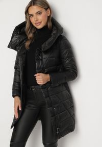 Born2be - Czarna Długa Pikowana Kurtka z Kapturem Wiązana w Talii Ansibel. Okazja: na co dzień. Typ kołnierza: kaptur. Kolor: czarny. Długość: długie. Styl: casual, elegancki #5