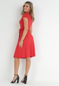 Born2be - Czerwona Kopertowa Sukienka Midi Wiązana w Talii Mayella. Okazja: na co dzień, na spotkanie biznesowe, do pracy. Typ kołnierza: dekolt w kształcie V. Kolor: czerwony. Typ sukienki: kopertowe. Styl: biznesowy, casual, elegancki. Długość: midi #2