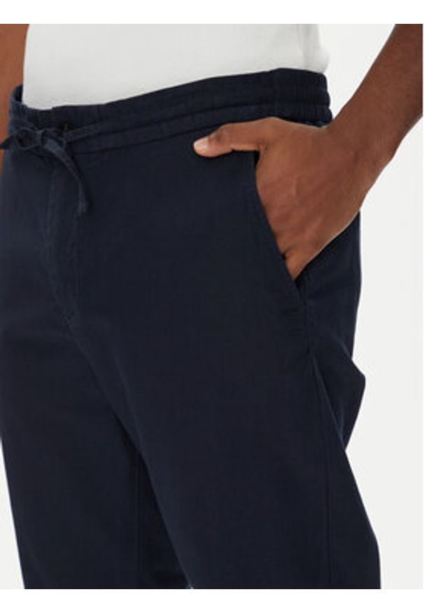 Mustang Chinosy Milano 1016436 Granatowy Tapered Fit. Kolor: niebieski. Materiał: bawełna