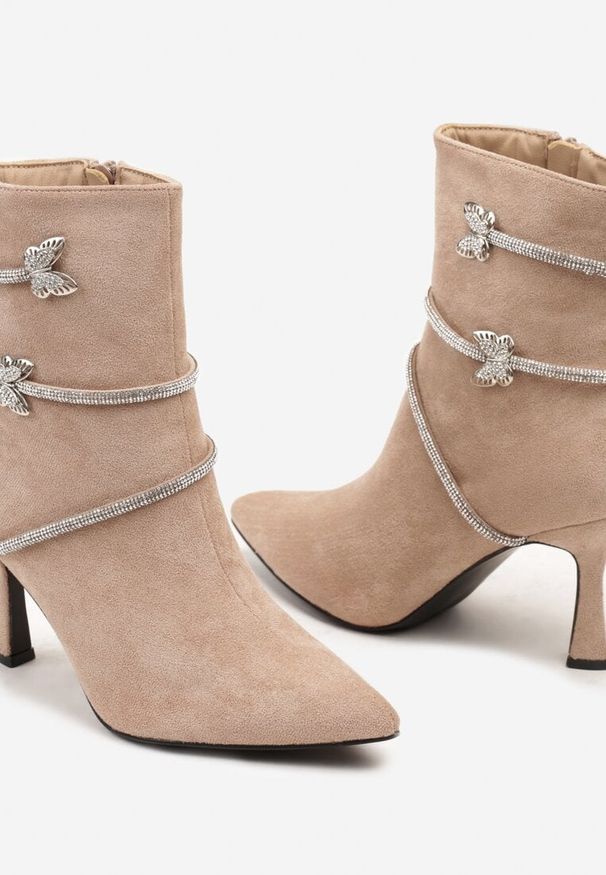 Born2be - Ciemnobeżowe Botki na Szpilce z Cyrkoniami i Motylami Sassitana. Okazja: na co dzień. Kolor: beżowy. Materiał: jeans. Obcas: na szpilce. Styl: wizytowy, elegancki, casual