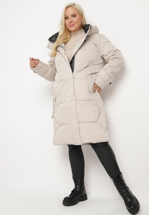 Born2be - Beżowa Jednorzędowa Kurtka o Długim Fasonie Ocieplana Kailoria. Okazja: na co dzień. Kolekcja: plus size. Kolor: beżowy. Materiał: jeans, tkanina. Długość: długie. Sezon: zima. Styl: casual