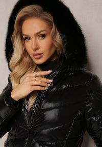 Renee - Czarna Pikowana Kurtka z Lekko Błyszczącym Efektem Ozdobiona Futerkiem Secire. Kolor: czarny. Materiał: futro. Wzór: aplikacja