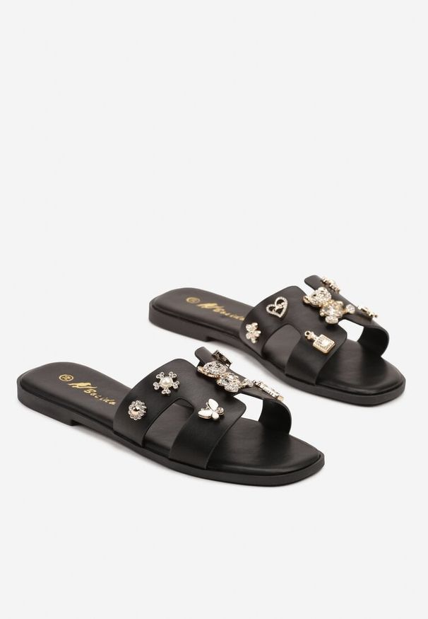 Born2be - Czarne Klapki z Cyrkonaimi i Metalicznymi Aplikacjami Notellis. Okazja: na co dzień. Kolor: czarny. Wzór: aplikacja. Sezon: lato. Obcas: na obcasie. Styl: casual, elegancki. Wysokość obcasa: niski