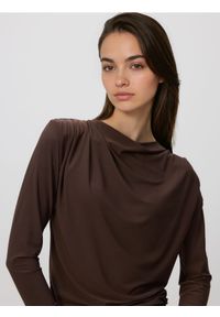 Reserved - Bluzka z poduszkami na ramionach - ciemnobrązowy. Kolor: brązowy. Materiał: dzianina. Wzór: gładki #1