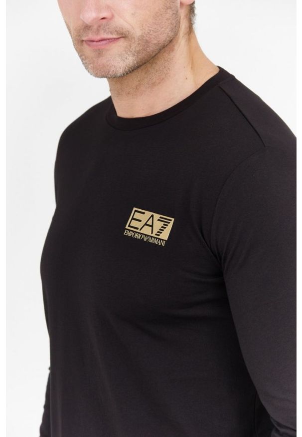 EA7 Emporio Armani - EA7 Czarny męski longsleeve z aplikacją z logo. Kolor: czarny. Długość rękawa: długi rękaw. Wzór: aplikacja