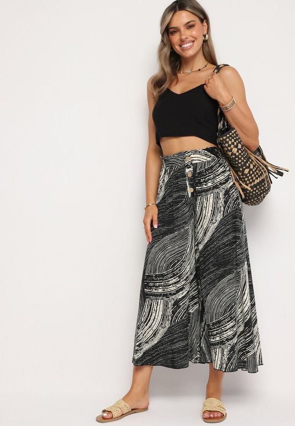 Born2be - Czarno-Białe Wiskozowe Spodnie 7/8 o Szerokim Kroju z Wysokim Stanem i Gumką w Talii Risalinse. Stan: podwyższony. Kolor: czarny. Materiał: wiskoza. Sezon: lato. Styl: elegancki