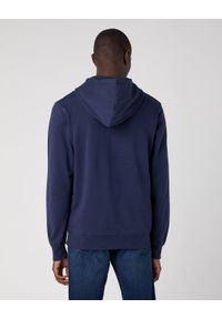 Wrangler - WRANGLER SIGN OFF HOODIE MĘSKA BLUZA Z KAPTUREM NIEROZPINANA REAL NAVY W651I3XW4. Typ kołnierza: kaptur