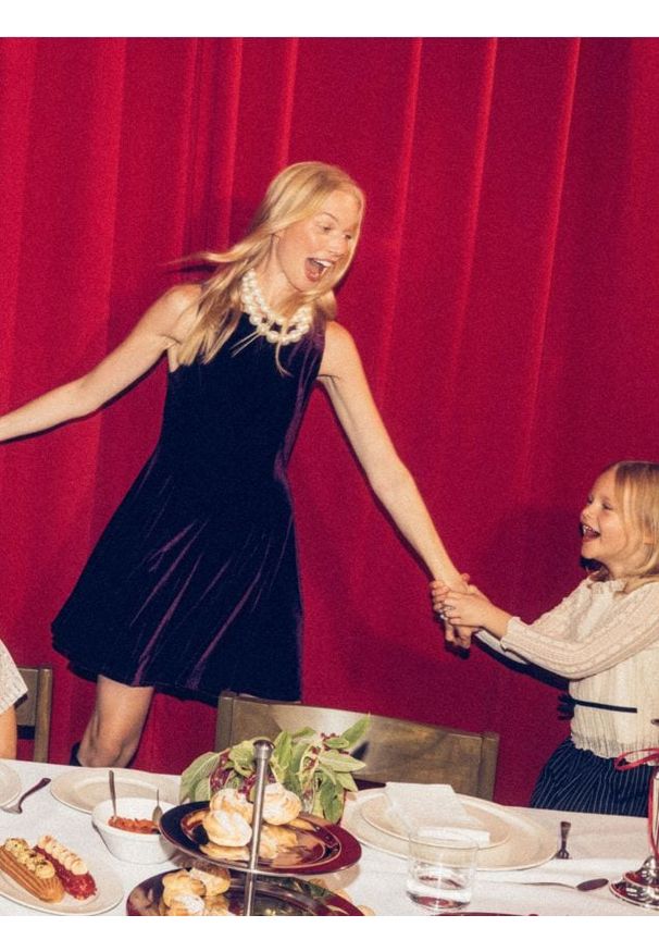 Reserved - Welurowa sukienka - ciemnofioletowy. Kolor: fioletowy. Materiał: welur. Typ sukienki: proste