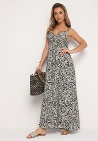 Born2be - Czarno-Biała Bawełniana Sukienka na Regulowanych Ramiączkach z Kopertowym Dekoltem Desvima. Okazja: na co dzień. Kolor: czarny. Materiał: bawełna. Długość rękawa: na ramiączkach. Wzór: nadruk. Sezon: lato. Typ sukienki: kopertowe. Styl: elegancki, casual, klasyczny #5