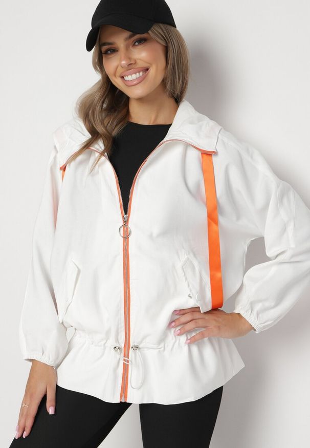 Born2be - Biała Kurtka Jednorzędowa z Bawełną Kapturem i Wstążką Zakończona Ściągaczem Martinis. Okazja: na co dzień. Kolor: biały. Materiał: bawełna. Wzór: aplikacja. Styl: casual, elegancki, klasyczny