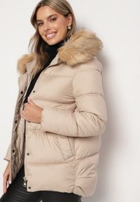 Born2be - Jasnobeżowa Pikowana Kurtka Zimowa z Kieszeniami i Kapturem z Odpinanym Kołnierzem Ilisha. Okazja: na co dzień, na spacer. Kolor: beżowy. Materiał: dzianina, wełna, jeans, futro. Sezon: zima. Styl: casual, elegancki #2