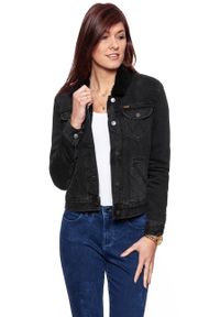 Wrangler - DAMSKA KURTKA JEANSOWA WRANGLER DENIM SHERPA JACKET ALL BLACK W402UD899. Materiał: denim, jeans. Wzór: jednolity