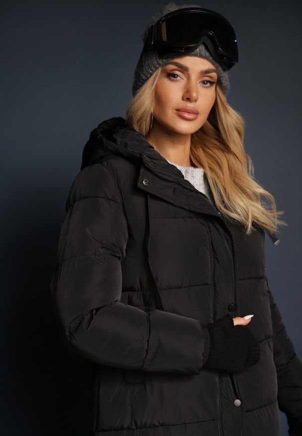 Renee - Czarna Długa Kurtka Pikowana Płaszcz z Kapturem Samonira. Okazja: na co dzień. Typ kołnierza: kaptur. Kolor: czarny. Materiał: jeans. Długość: długie. Styl: klasyczny, elegancki, casual